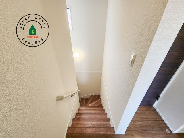 福岡市南区弥永5丁目第2-1棟（1号棟）の内観：施工例|＜手すり付階段＞手すりがないと階段の昇り降りで危険なことはもちろん、壁に手をつきながら歩くことで壁紙が汚れやすくなります。すべての方に快適に昇り降りしていただくため、手すりを設置しました。