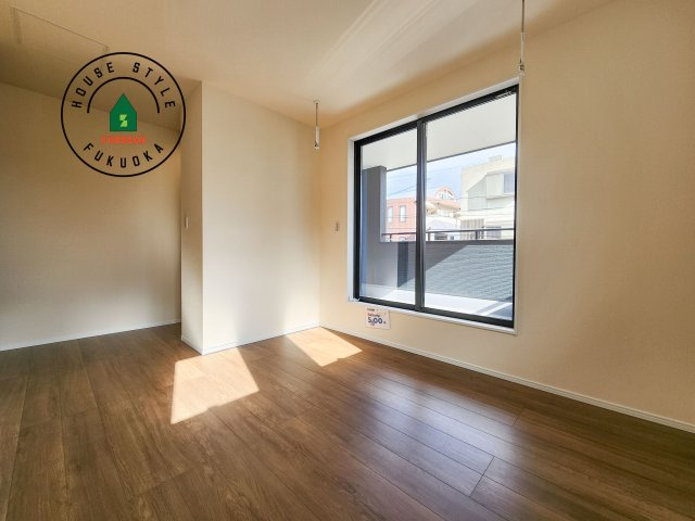 福岡市南区弥永5丁目第2-1棟（1号棟）の内観：施工例|主寝室には収納力に優れたクローゼットがありますので、お部屋もすっきり片付きます。