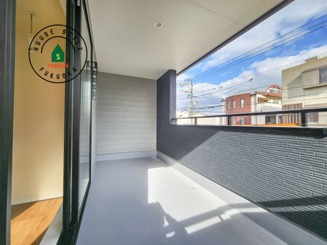 福岡市南区弥永5丁目第2-1棟（1号棟）の外観：施工例|風をしっかりと感じられるバルコニーでは、毎日が洗濯日和です。広々としているので洗濯も楽しくなるでしょうし、気分転換にバルコニーからの眺めを楽しむのもいいでしょう。