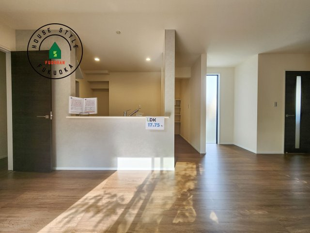 福岡市南区弥永5丁目第2-1棟（1号棟）の内観：施工例|キッチンからリビングをしっかり確認できます。家族の笑顔があふれる空間になりそうですね。