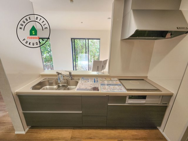 福岡市南区弥永5丁目第2-1棟（1号棟）の内観：施工例|ご家族を近くに感じられる対面キッチンのLDK。会話もはずみそうですね。