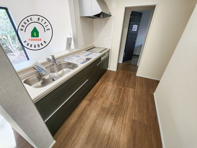 福岡市南区弥永5丁目第2-1棟（1号棟）の内観：施工例|ダイニングテーブルへの配膳がラクラク、お料理はかどるカウンター付きシステムキッチン！