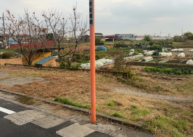 【外観】 | 土地購入を検討されている場合、境界杭がない状態で購入してしまうと境界確定測量をする必要があり、費用がかかります。購入の前に、売主、隣土地所有者立ち合いのもと境界を確定し境界杭を設置するのがベストです。