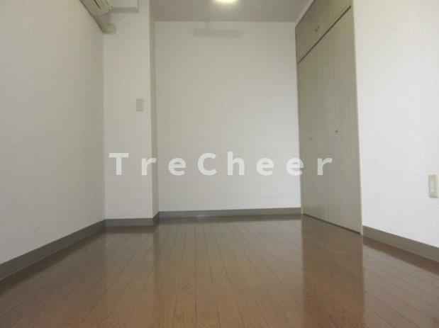 斗七ビルの寝室