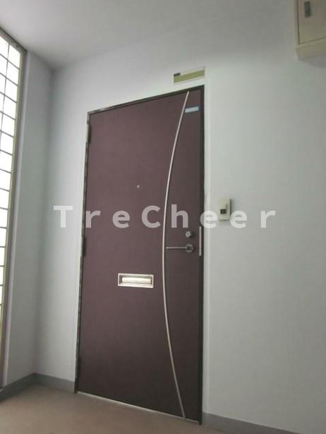 斗七ビルの玄関