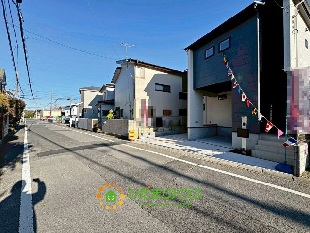 蓮田市西城１丁目　新築一戸建ての前面道路含む現地写真