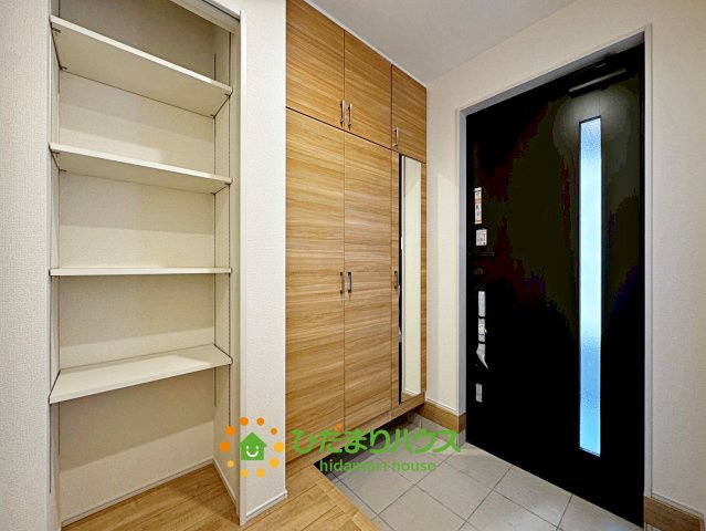 蓮田市西城１丁目　新築一戸建ての玄関