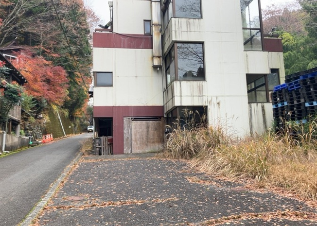 【外観】 | 土地購入を検討されている場合、境界杭がない状態で購入してしまうと境界確定測量をする必要があり、費用がかかります。購入の前に、売主、隣土地所有者立ち合いのもと境界を確定し境界杭を設置するのがベストです。