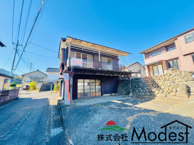 太田市緑町の外観|離れの下には駐車スペースも◎
