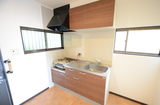 窓付きのキッチンで換気がしやすくておすすめ！