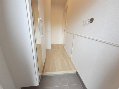 【玄関】 | クレアージュ・ウミⅡ | 収納もある玄関です