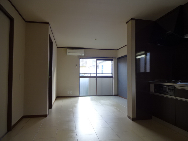 姫路市城北新町１丁目のハイツの居間・リビング