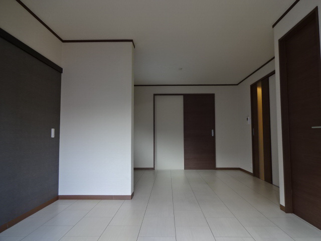 姫路市城北新町１丁目のハイツの居間・リビング