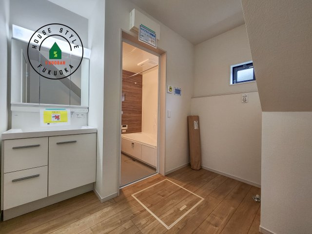 春日市大谷5丁目第4-2棟（1号棟）　の内観：施工例|ゆとりの洗面スペースで朝の身支度もスムーズに。暮らしを快適に変えるシャワー付洗面台です！