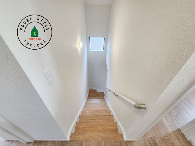 春日市大谷5丁目第4-2棟（1号棟）　の内観：施工例|＜手すり付階段＞手すりがないと階段の昇り降りで危険なことはもちろん、壁に手をつきながら歩くことで壁紙が汚れやすくなります。すべての方に快適に昇り降りしていただくため、手すりを設置しました。