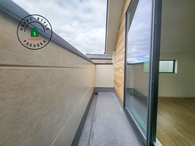 春日市大谷5丁目第4-2棟（1号棟）　の外観：施工例|風をしっかりと感じられるバルコニーでは、毎日が洗濯日和です。広々としているので洗濯も楽しくなるでしょうし、気分転換にバルコニーからの眺めを楽しむのもいいでしょう。