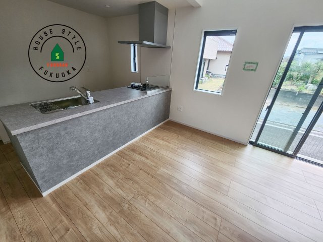 春日市大谷5丁目第4-2棟（1号棟）　の内観：施工例|キッチンから立ち込める香りが今日の料理を期待させます。