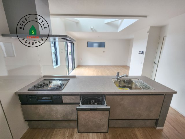 春日市大谷5丁目第4-2棟（1号棟）　の内観：施工例|ご家族を近くに感じられる対面キッチンのLDK。会話もはずみそうですね。