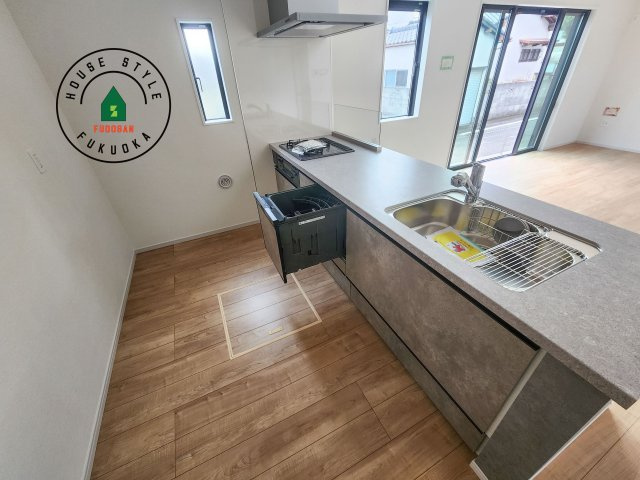 春日市大谷5丁目第4-2棟（1号棟）　の内観：施工例|ダイニングテーブルへの配膳がラクラク、お料理はかどるカウンター付きシステムキッチン！