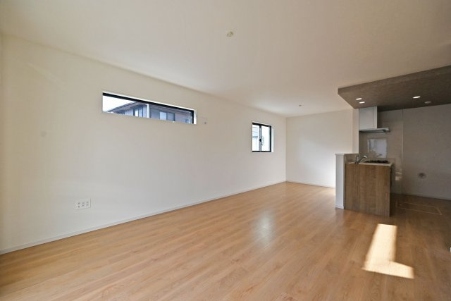 尼崎市武庫町3丁目新築一戸建て│4LDK+駐車1台可の居間・リビング|窓が多いため、日当たり通風良好です。日中は電気をつけなくても明るく、家族が集まる空間となるでしょう。