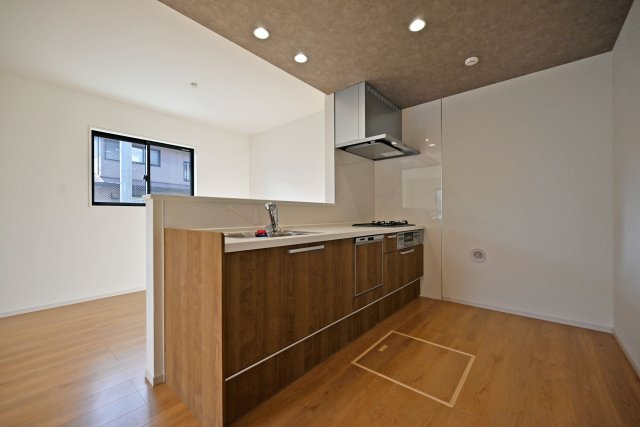 尼崎市武庫町3丁目新築一戸建て│4LDK+駐車1台可のキッチン|食洗機と床下収納が付いていて、キッチン周りが充実しています。毎日の家事が楽になって、趣味や家族との時間が増えるキッチンです。