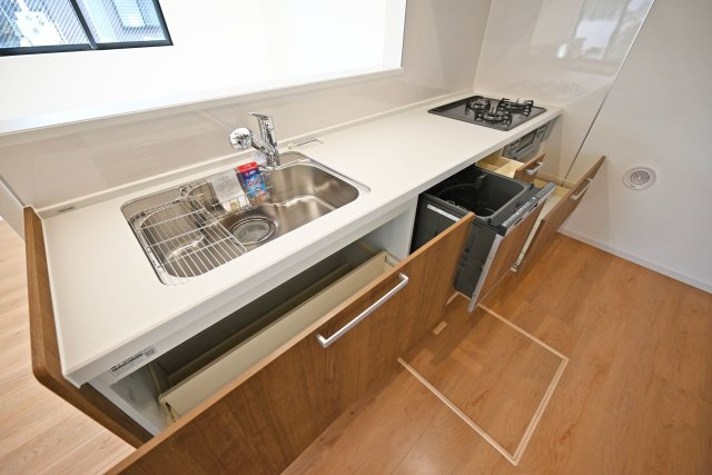 尼崎市武庫町3丁目新築一戸建て│4LDK+駐車1台可のキッチン|お料理好きでお料理道具が増えてしまう方も安心の収納量となっております。大きなお鍋も入るため、ご家族が多い方にもおすすめです。