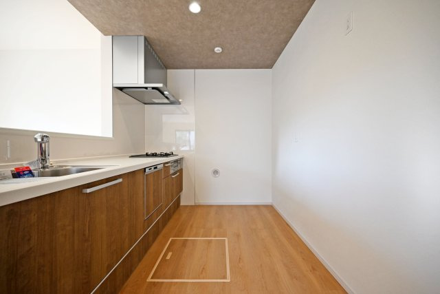 尼崎市武庫町3丁目新築一戸建て│4LDK+駐車1台可のキッチン|キッチンスペースが広く、人とすれ違っても作業の手を止めることなく進行できます。お子様に料理を教えたり、ご友人と作ることもできます。