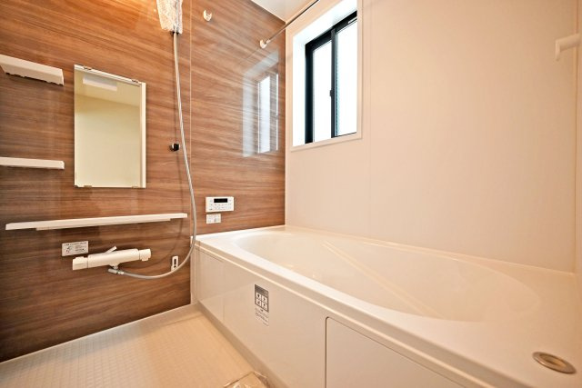 尼崎市武庫町3丁目新築一戸建て│4LDK+駐車1台可の浴室|広いお風呂は1日の疲れを癒します。またお風呂に窓が付いているため、換気がしやすくカビの繁殖を防ぎやすくなっております。