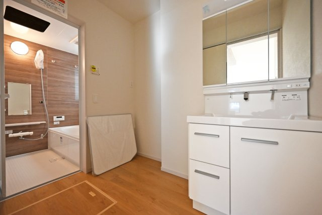 尼崎市武庫町3丁目新築一戸建て│4LDK+駐車1台可の独立洗面台|三面鏡付きの洗面台は収納豊富で、たくさんのお化粧品や家電を収めることができます。また水周りの消耗品を買いだめしても安心の収納量です。