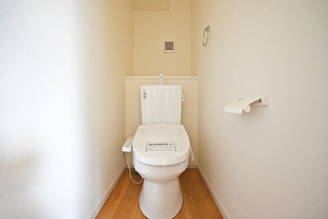 尼崎市武庫町3丁目新築一戸建て│4LDK+駐車1台可のトイレ|お手洗いは非常にシンプルなデザインのため、インテリアや写真などで彩ると自分の色が出せます。