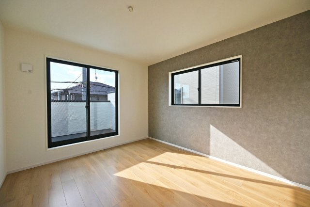 尼崎市武庫町3丁目新築一戸建て│4LDK+駐車1台可の洋室|2階7帖の洋室です。シンプルなデザインですが、アクセントクロスが味を出していてオシャレですね。ワンランク上の寝室を作ることができます。