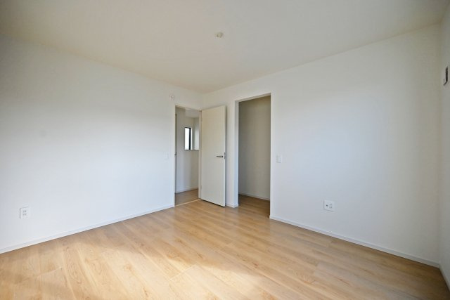 尼崎市武庫町3丁目新築一戸建て│4LDK+駐車1台可の洋室|お部屋の形が正方形に近いため、家具の配置が自由なのも魅力の1つ。2面採光のため、気持ちの良い朝日を浴びて起床できます。