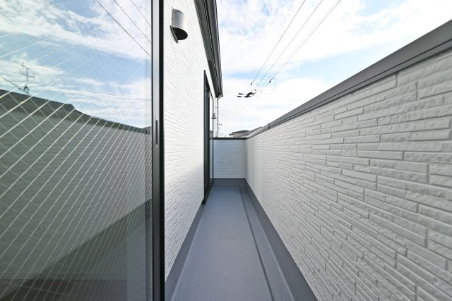 尼崎市武庫町3丁目新築一戸建て│4LDK+駐車1台可のバルコニー|南向きのバルコニーです。お洗濯ものが乾きやすく、またふわふわで触り心地の良い仕上がりになります。