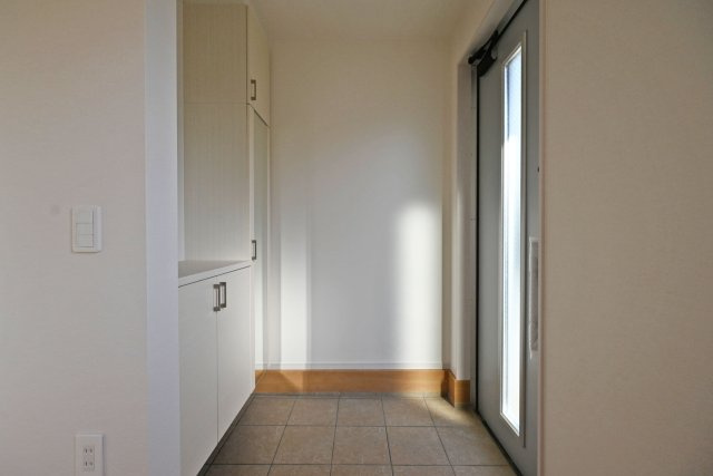 尼崎市武庫町3丁目新築一戸建て│4LDK+駐車1台可の玄関|玄関が広く、大人数の来客があっても安心です。またベビーカーや車いすを置いておける余裕があり、ライフサイクルに合わせやすい空間となっております。