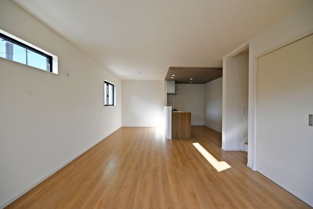 尼崎市武庫町3丁目新築一戸建て│4LDK+駐車1台可の居間・リビング|広々としたリビングはダイニングテーブルとソファを置いても余裕があります。ご内覧の際はメジャーをお持ちいただくとイメージがしやすくなります。