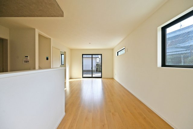 尼崎市武庫町3丁目新築一戸建て│4LDK+駐車1台可の居間・リビング|キッチン側から東を向いた写真です。全体としてまとまっていてシンプルなデザインのため、どんな家具にも合います。お好みのインテリアで彩るのも楽しそうですね。