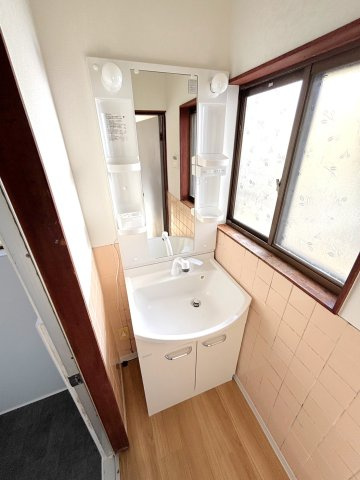 安芸郡熊野町呉地５丁目の一戸建ての独立洗面台