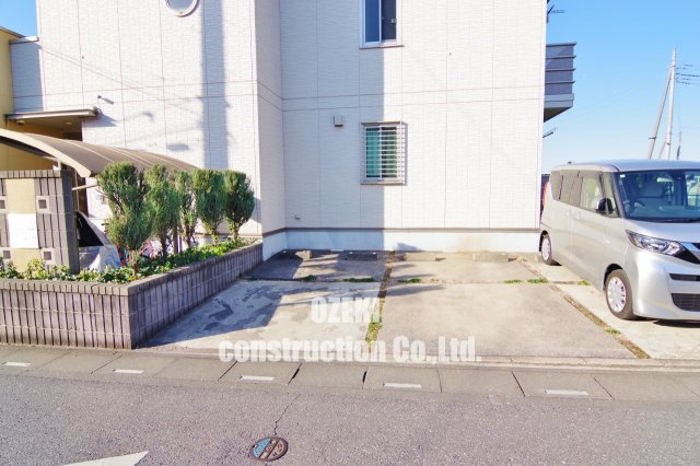 メゾンクレールの駐車場