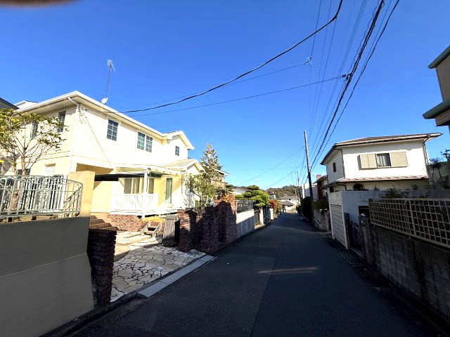 鎌倉逗子ハイランド分譲地内　東急ホーム施工　カナディアン住宅の前面道路含む現地写真|前面道路