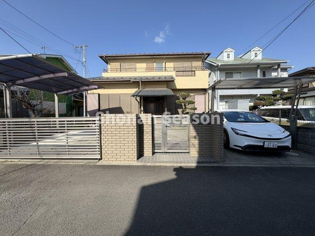 【外観】 | 小田急線「渋沢」駅徒歩１１分の好立地◎
お子様の通学楽々な小・中学校近く、お買い物便良好な暮らしやすいロケーション！
本格木造建築の4SLDKリフォーム住宅を、ぜひ細部までご内見下さい♪