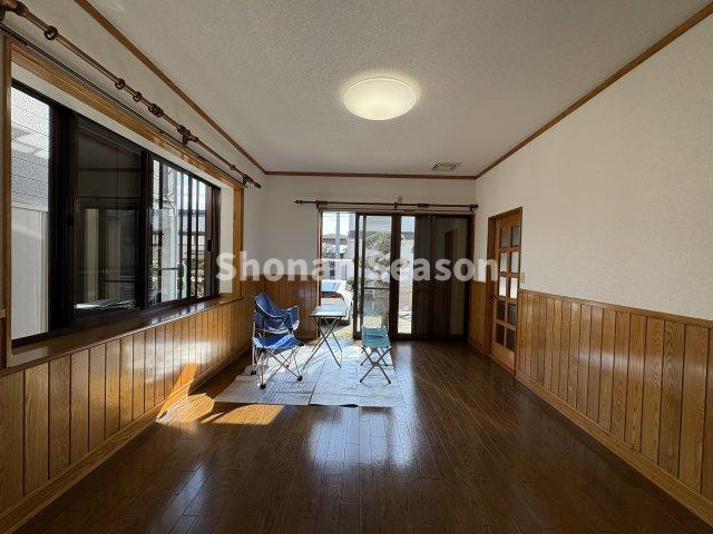 【居間・リビング】 | ダイニング繋がりの洋室の間仕切りを開放すれば、一体利用が可能です♪