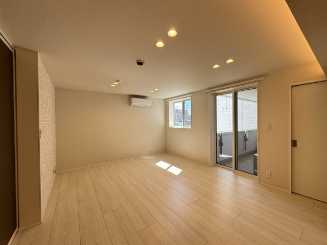 グリナージュ　リリアの居間・リビング|間接照明が印象的なリビングは17.5帖とひろい♪