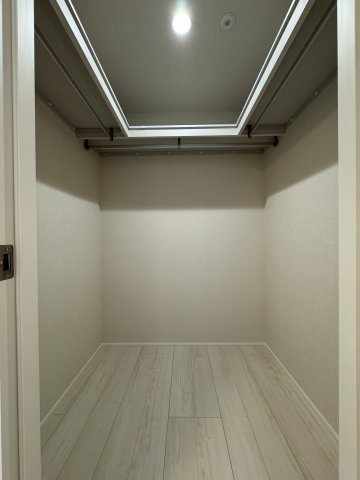 グリナージュ　リリアの収納|6.5帖洋室にも大容量のWIC♪