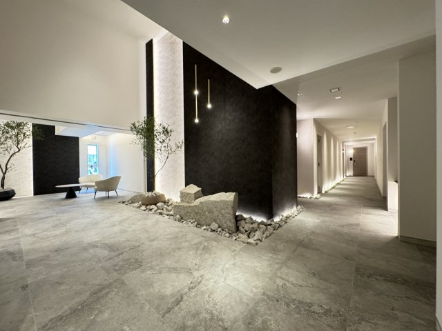 グリナージュ　リリアのロビー|ゆとりにあふれ、洒落たロビーから共用廊下♪