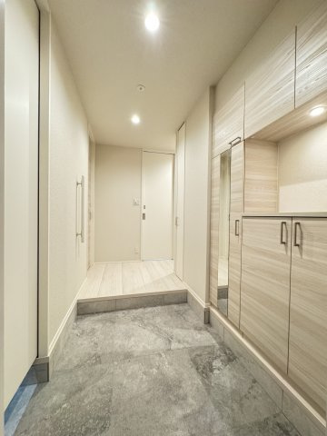 グリナージュ　リリアの玄関|広い玄関には大容量のシューズBOX♪