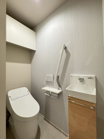 グリナージュ　リリアのトイレ|トイレ(温水洗浄便座）上部には棚あり手洗いもあり♪