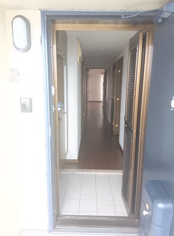 芦屋ハイタウンの玄関|玄関横には下駄箱を設置しています。