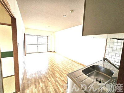 【居間・リビング】 | 第16柴田マンション | こちらの居間で趣味の時間をお楽しみください