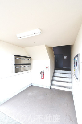 【エントランス】 | ガーデンヒルズ助任Ⅰ | 落ち着いたエントランスです