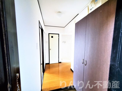 【玄関】 | ガーデンヒルズ助任Ⅰ | 収納もある玄関です